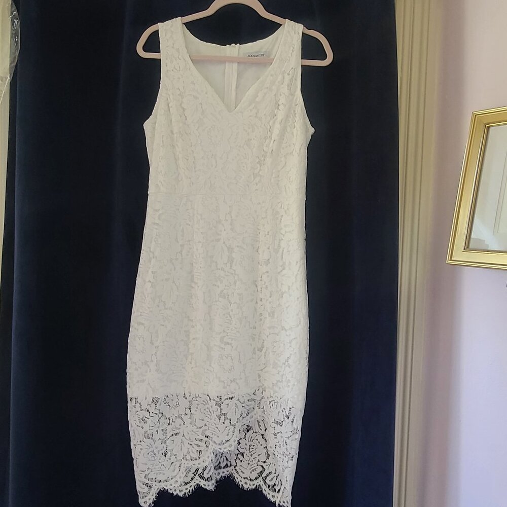 Aooksmery White Lace Dress with Sweetheart Neckline Size Medium
